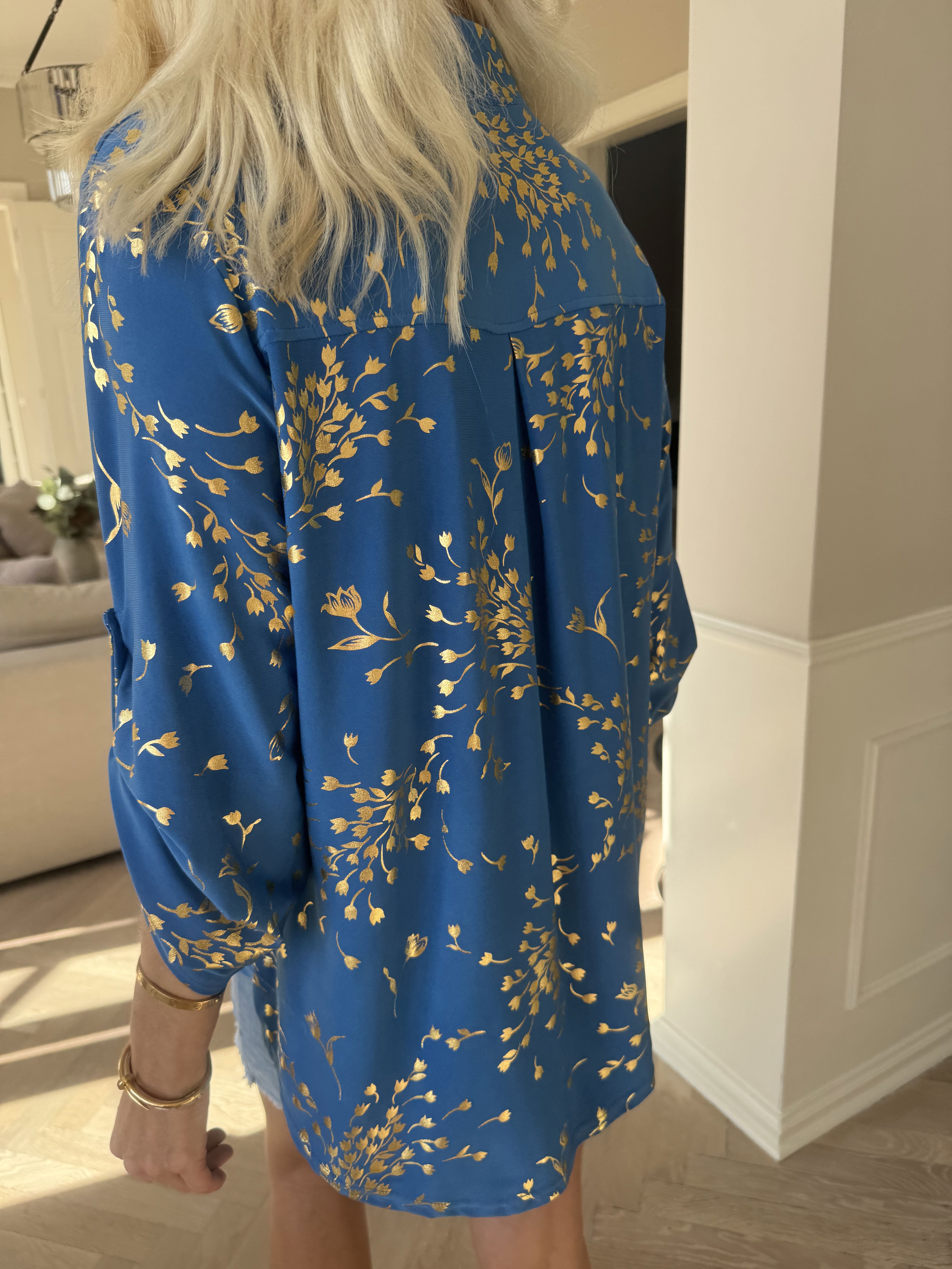 Ebba Gold Leaf Shirt - Elastisk bluse mønstret med guld blade